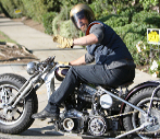 Brad Pitt, con una de sus muchas motos.