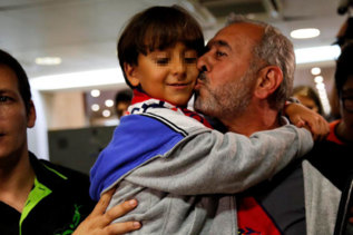Osama y su hijo, a su llegada a Barcelona.