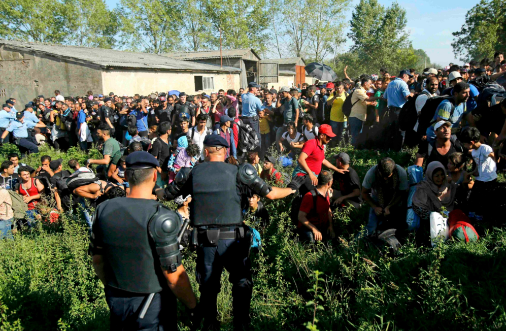 Los miles llegados de Serbia viven escenas de caos, como esta...