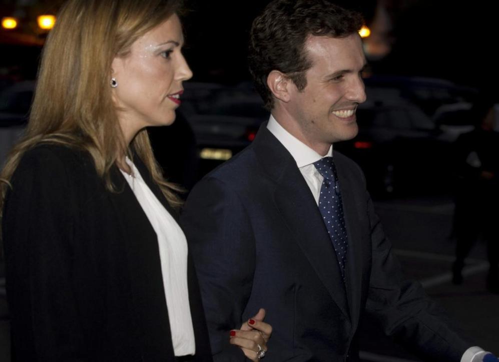 El portavoz del PP, Pablo Casado, con su esposa, Isabel Torres a su...