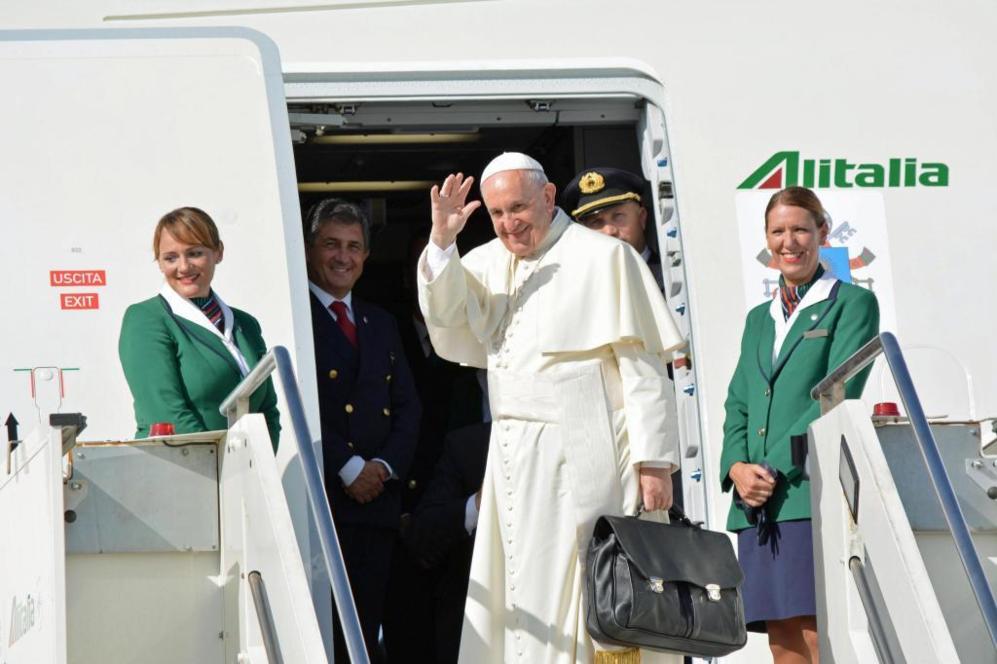 El Papa Frascico saluda al entrar al avin que desde Fiumicino le...