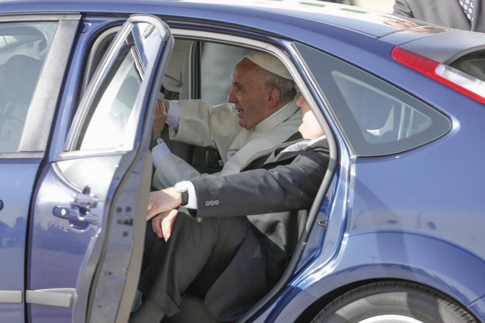 El Papa Francisco llega al aeropuerto de Roma para emprender su viaje...