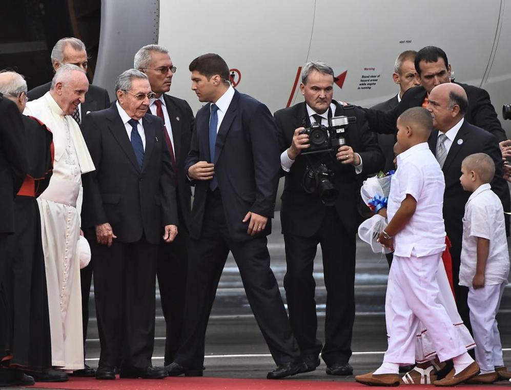 El Papa Francisco, junto al presidente cubano Ral Castro, tras...