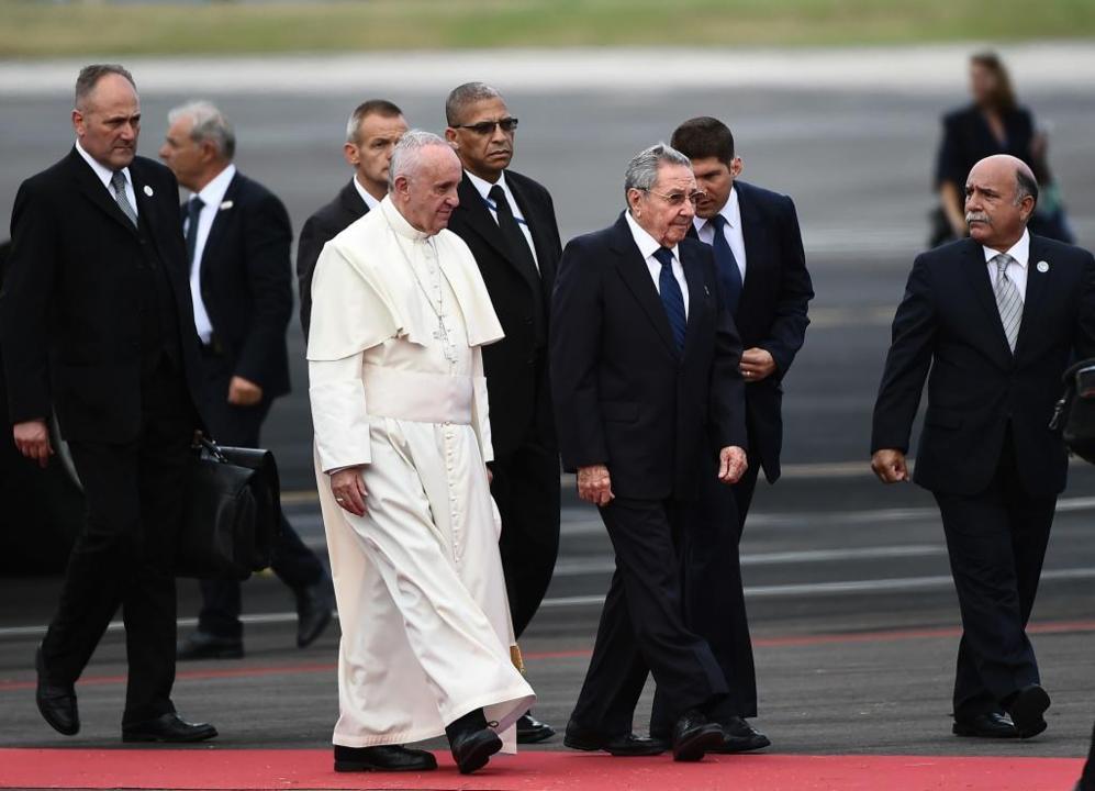 El Papa Francisco camina junto a Ral Castro.