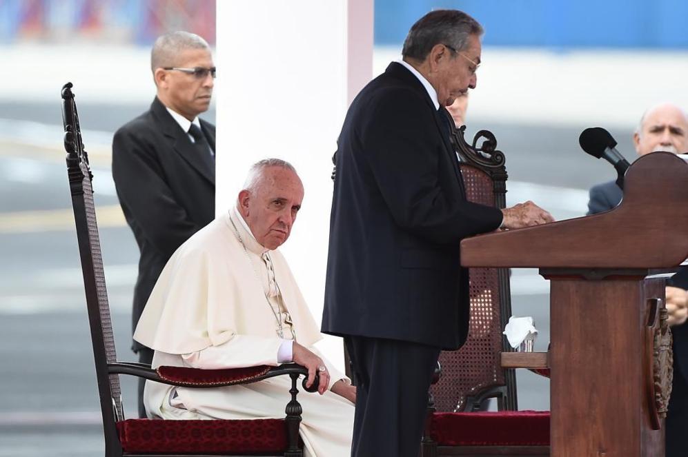 El Papa Francisco escucha el discurso de Ral Castro.