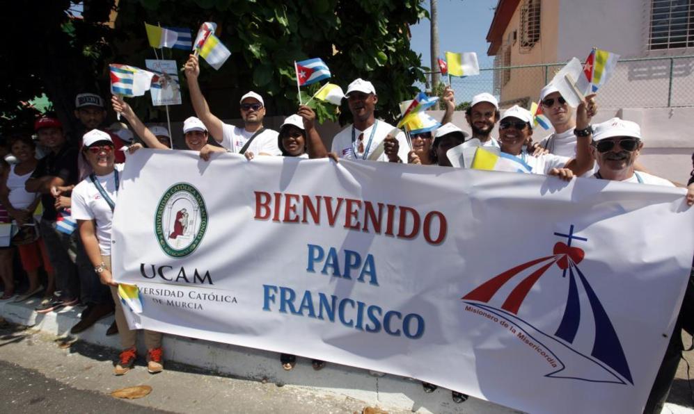 Varios religiosos exhiben una pancarta de bienvenida al Papa Francisco...