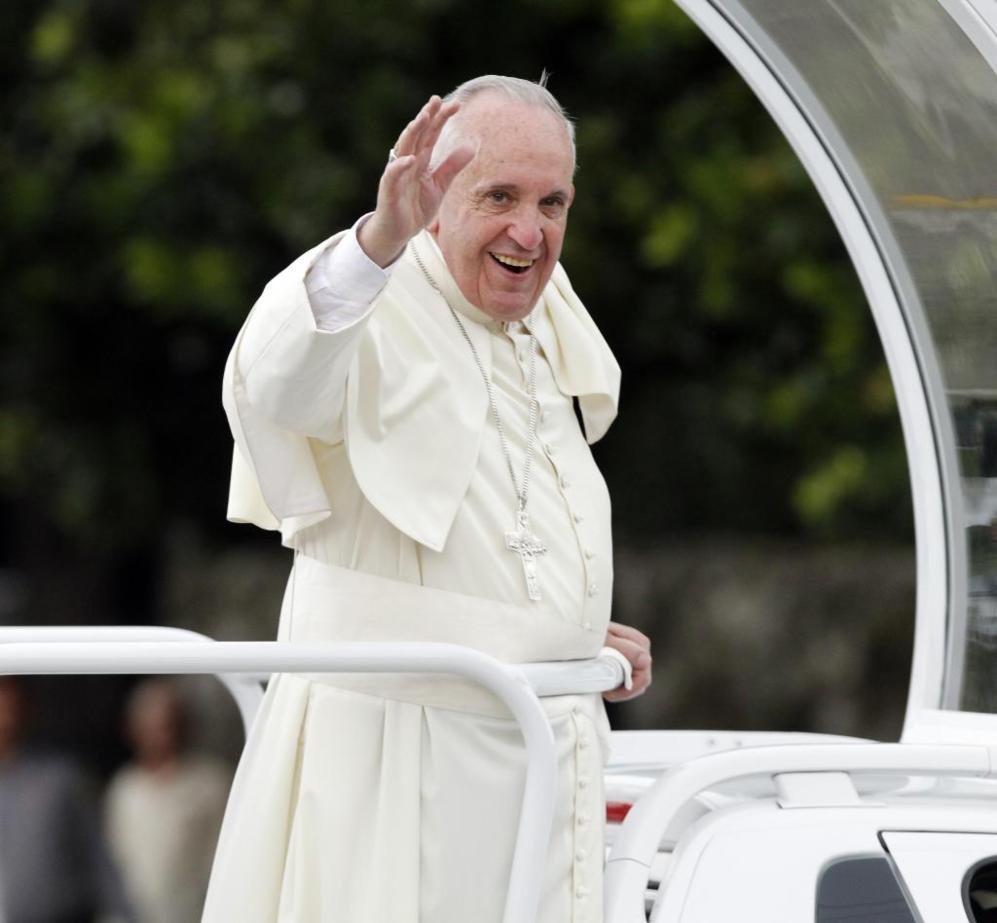 El Papa Francisco saluda a los cubanos desde su <em>papamvil</em> en...