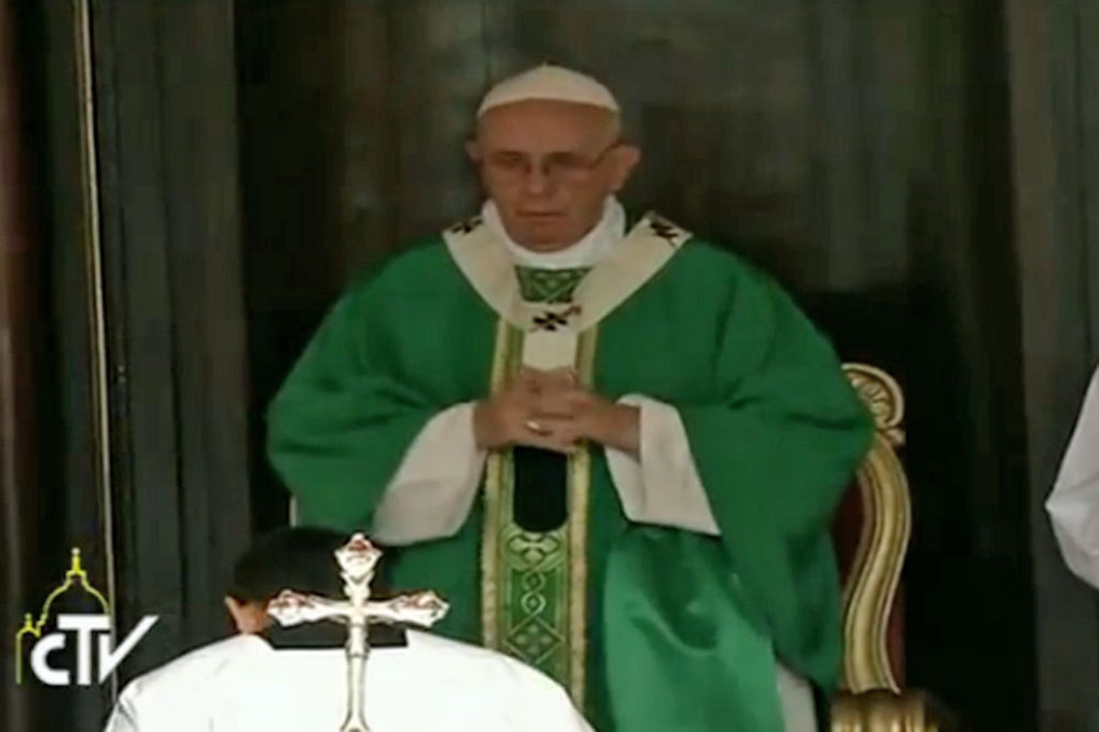 El Papa Francisco oficia su primera misa en Cuba ante miles de files...
