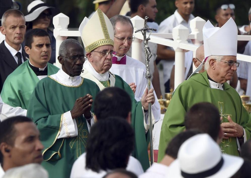 El Papa Francisco camina hacia el altar para oficiar la misa ante...