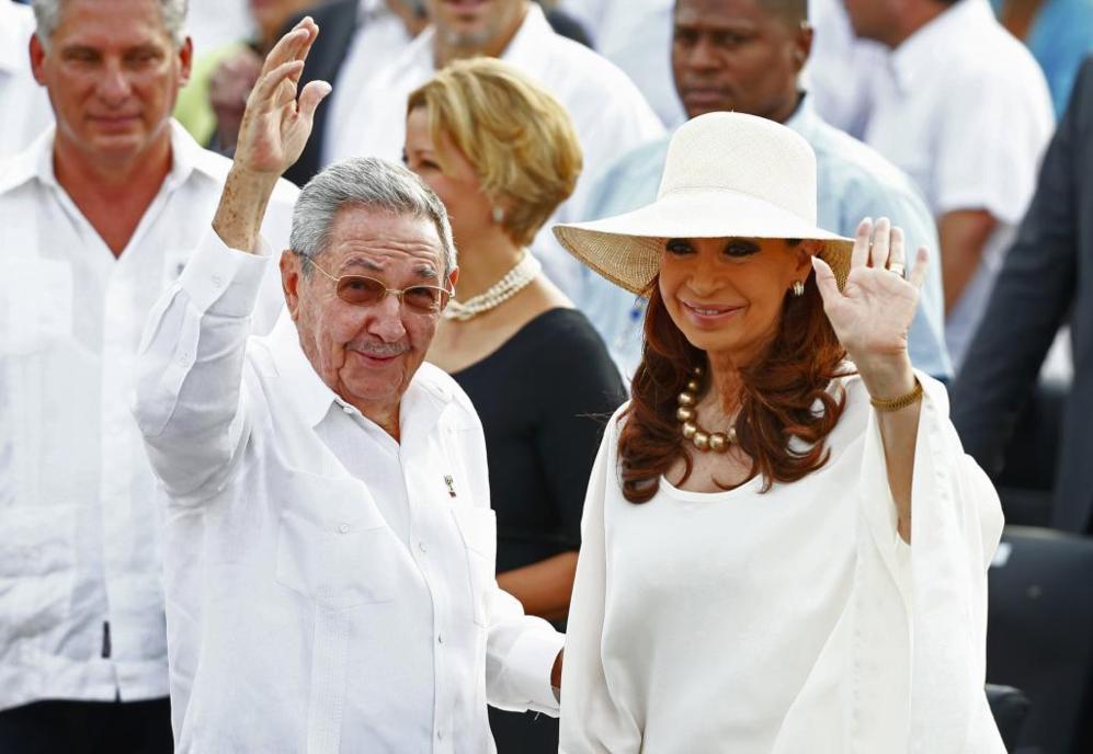 El presidente de Cuba, Ral Castro, acude junto a la presidenta de...