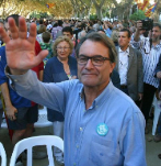 Artur Mas saluda a su llegada a un acto de campaa en Tortosa...