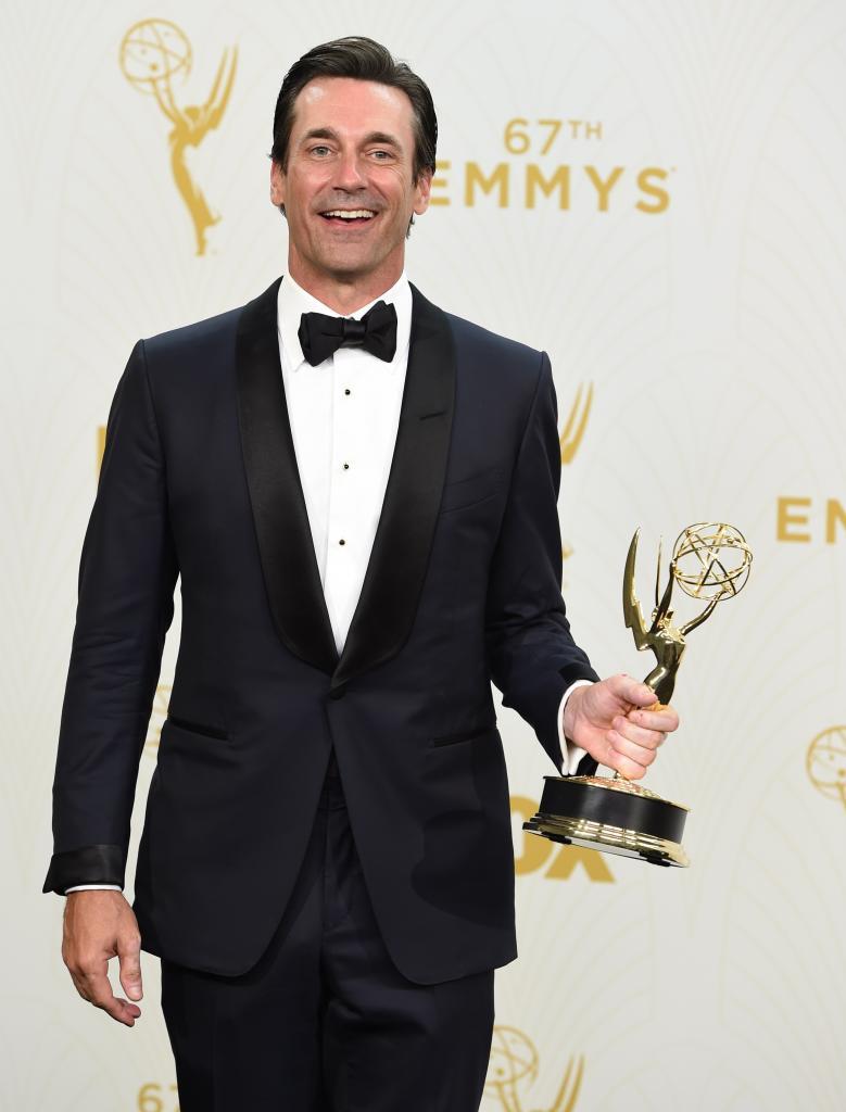 El actor Jon Hamm se hizo en esta gala de los premios Emmy con el...