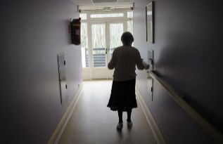 Una mujer con Alzheimer en una residencia en Francia.