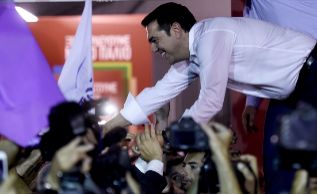 El lder de Syriza, Alexis Tsipras, celebra los resultados.