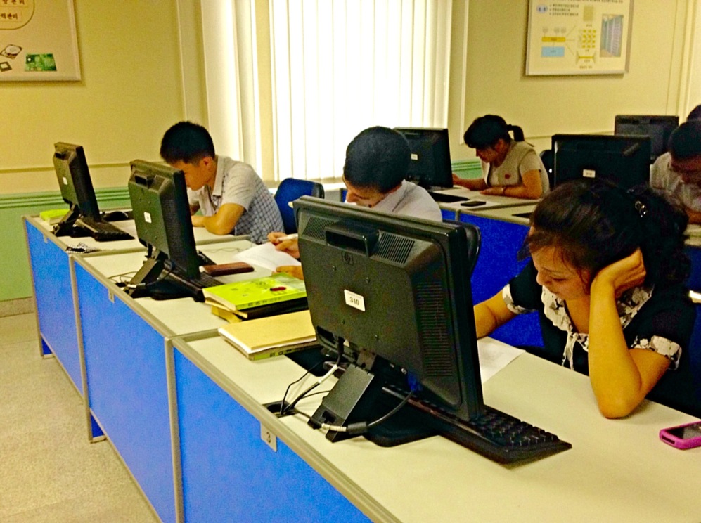 Estudiantes de inglés hacen un examen en la universidad Kim Il-sung,...