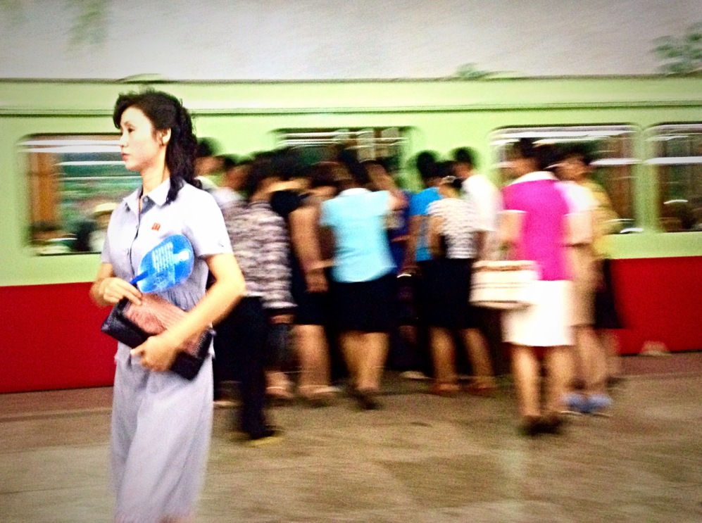Una mujer sale del metro en una céntrica estación de Pyongyang.
