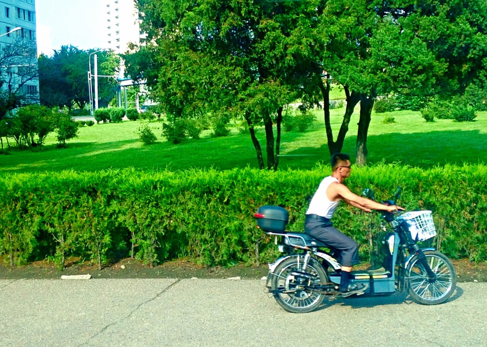 Un ciudadano de Pyongyang transita en moto por una calle de la ciudad.