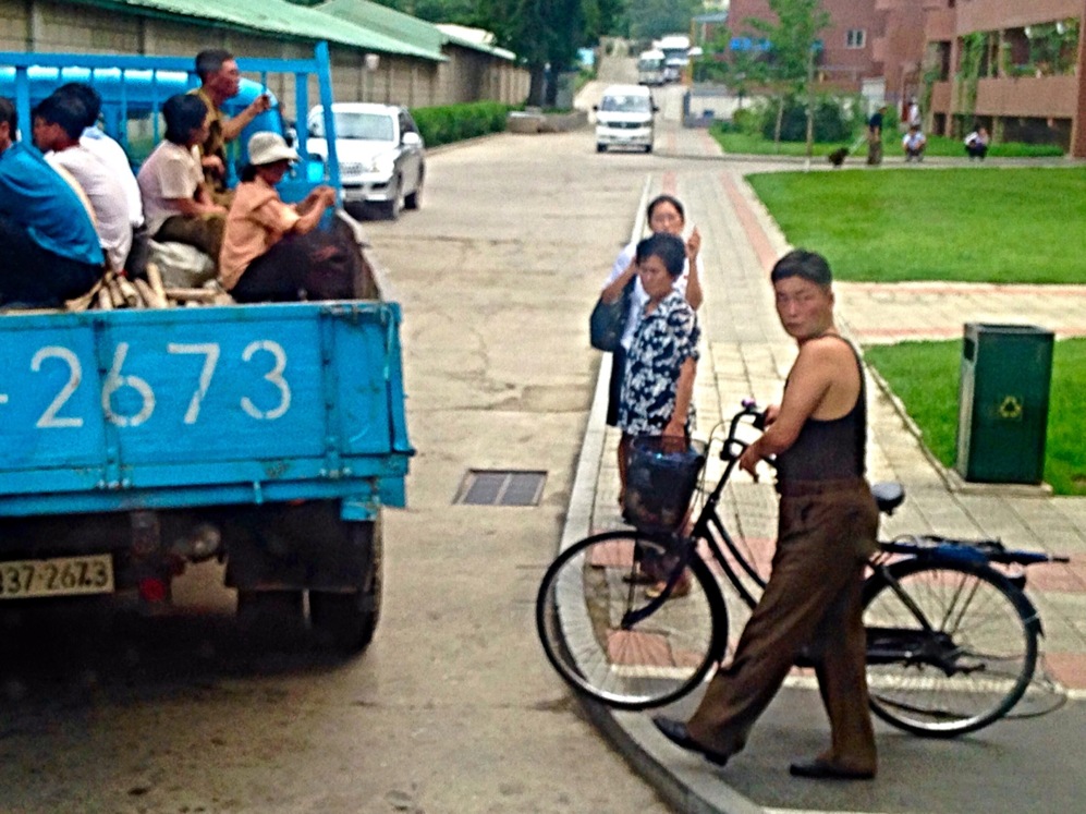 Varios habitantes de los suburbios de Pyongyang vuelven a casa en la...