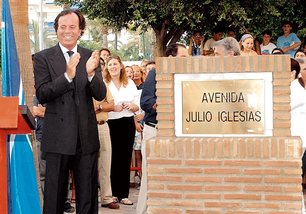 En 2002, inaugur una avenida en Marbella que llevaba su nombre.