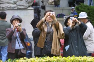 Turistas japoneses en las inmediaciones del Museo del Prado