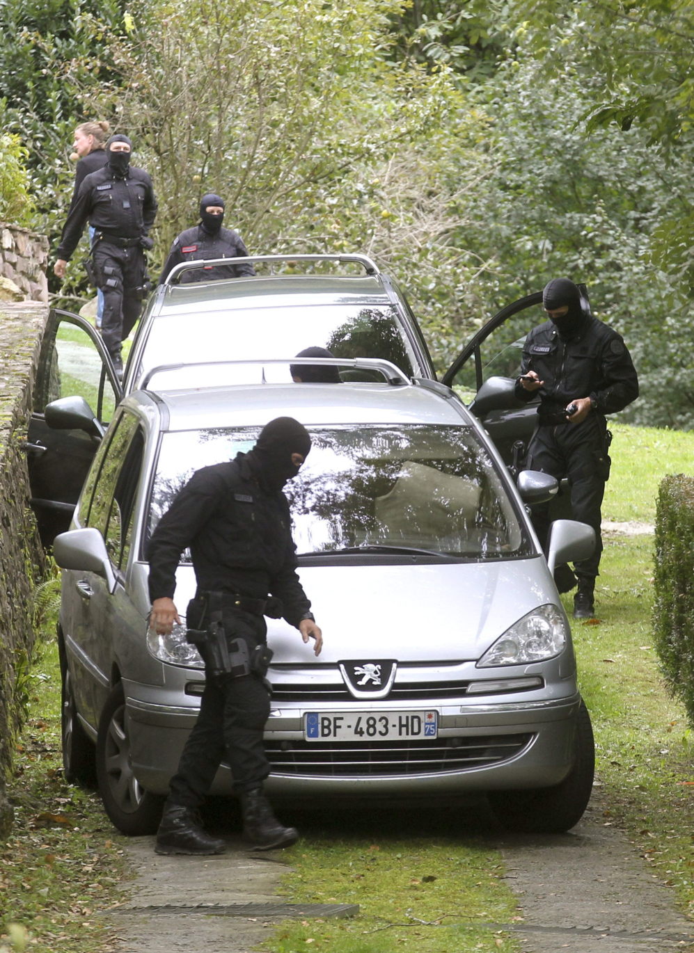 Los vehculos de los agentes de la polica francesa que han...