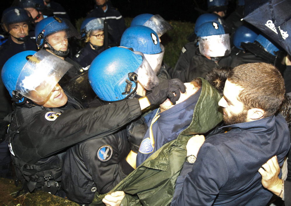 La Polica contuvo a los simpatizantes durante la protesta.