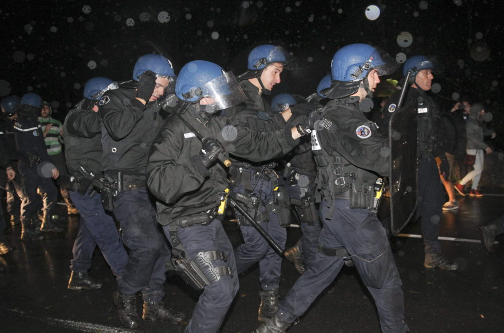 Los agentes de la Polica francesa, perfectamente equipados para...