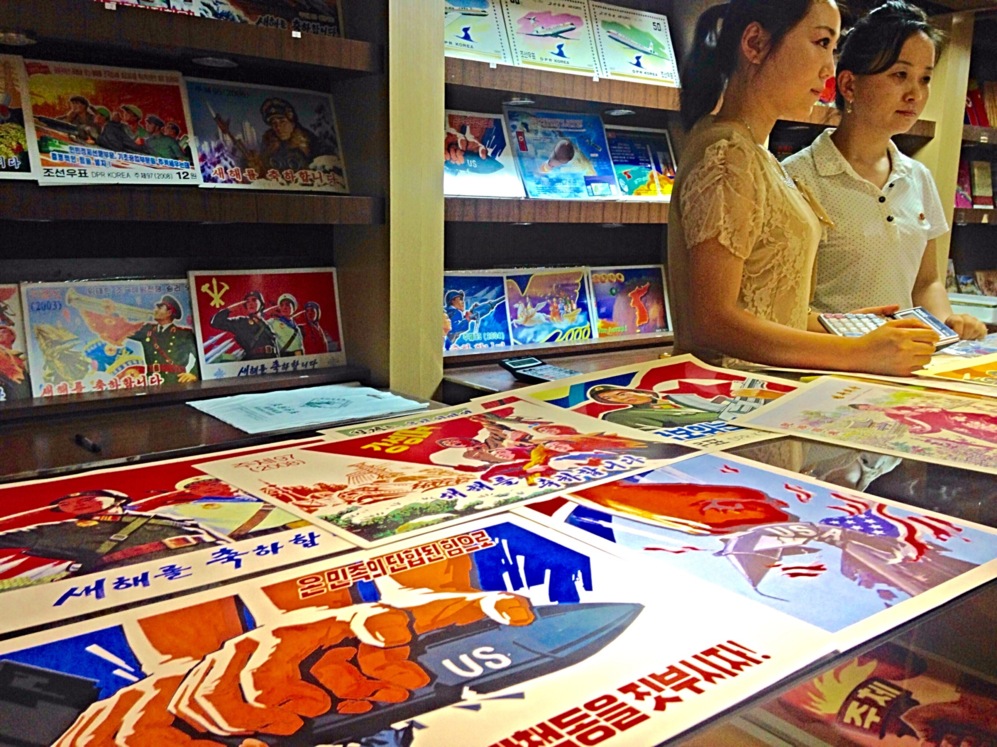 Dependientas de una de las tiendas de 'souvenirs' de Pyongyang en las...