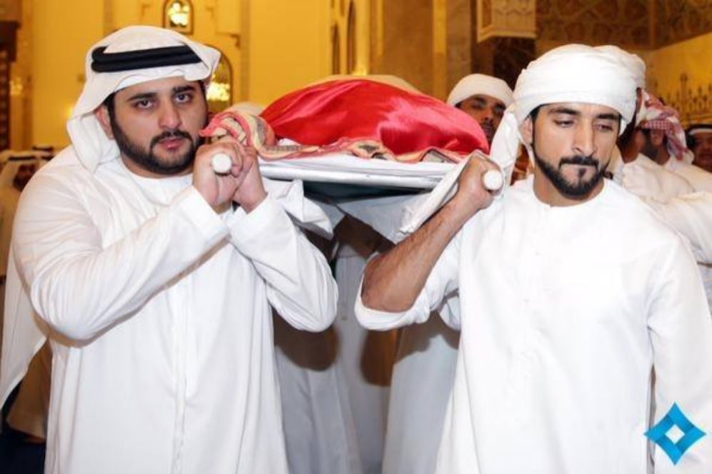 Sheikh Maktoum (izquierda) y el prncipe Fazza portan el cadver de...