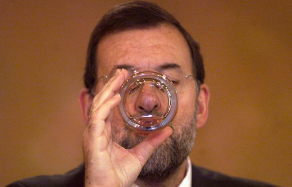Rajoy bebe un vaso de agua durante una rueda de prensa en el Palacio...