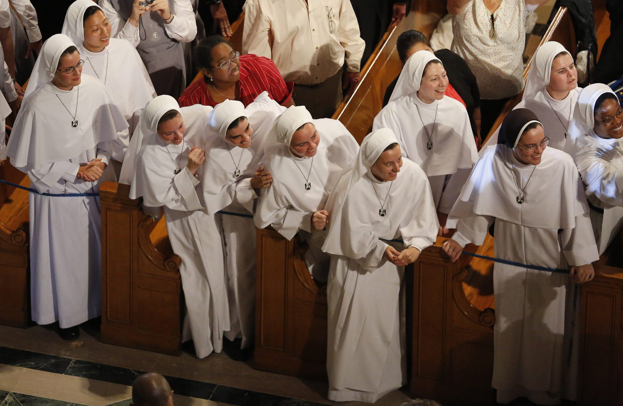 Un Grupo De Monjas Observan Al Papa Francisco Internacional EL MUNDO un-grupo-de-monjas-observan-al-papa-francisco-internacional-el-mundo
