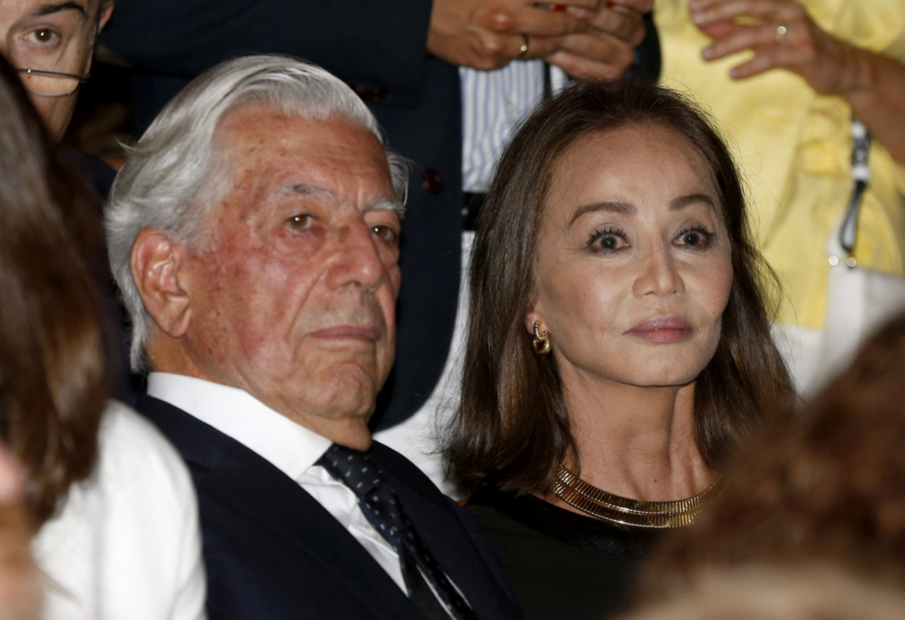 <strong>Isabel Preysler y Mario Vargas Llosa.</strong> Cada uno de los...