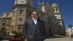 Ivo Pitanguy, ante la catedral de Cdiz, donde recogi un premio por...