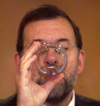 Rajoy bebe un vaso de agua durante una rueda de prensa en el Palacio...