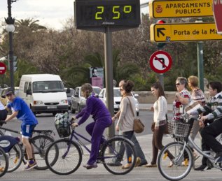 Varias personas pasean por el centro de Valencia con temperaturas que...