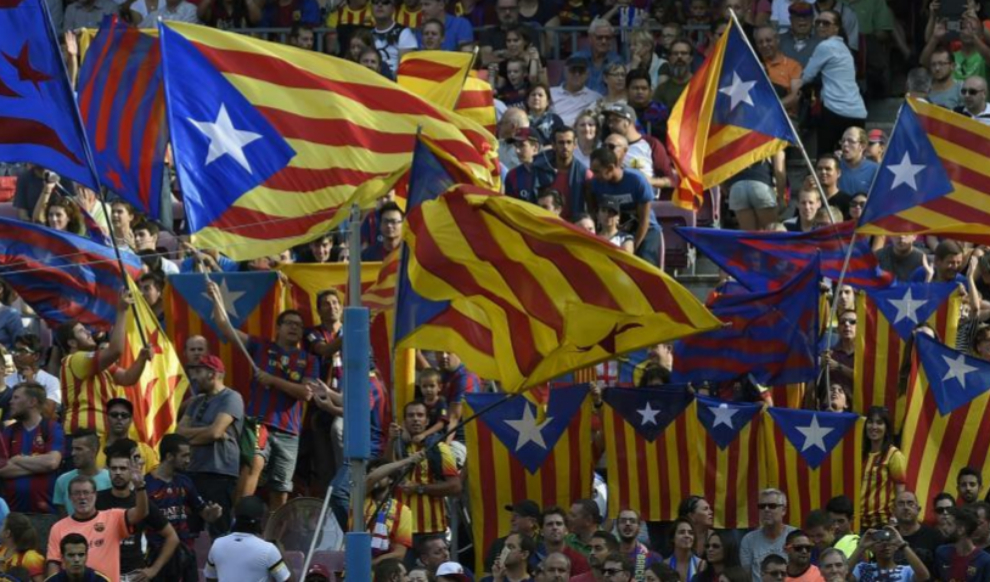Aficionados del FC Barcelona exhiben banderas independentistas, ayer,...