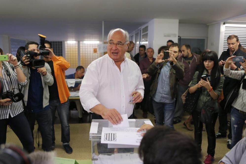 El candidato de Catalunya S que es Pot, Llus Rabell, deposita su...