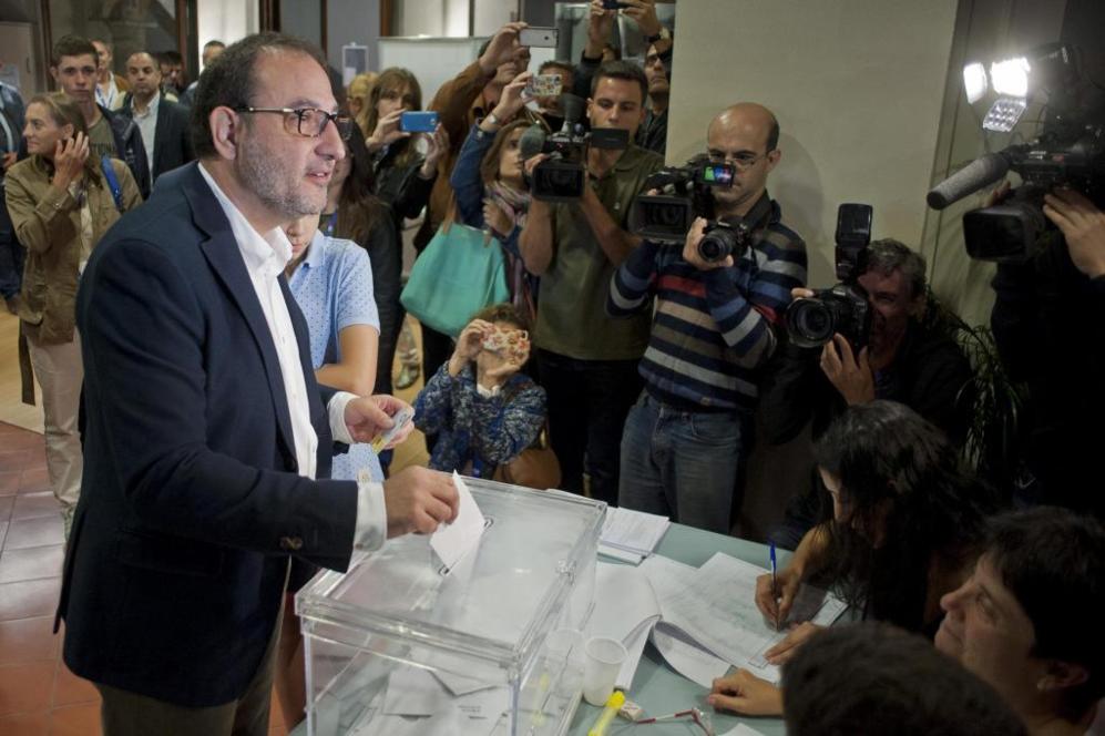 El candidato de Uni a la Generalitat, Ramon Espadaler, deposita su...