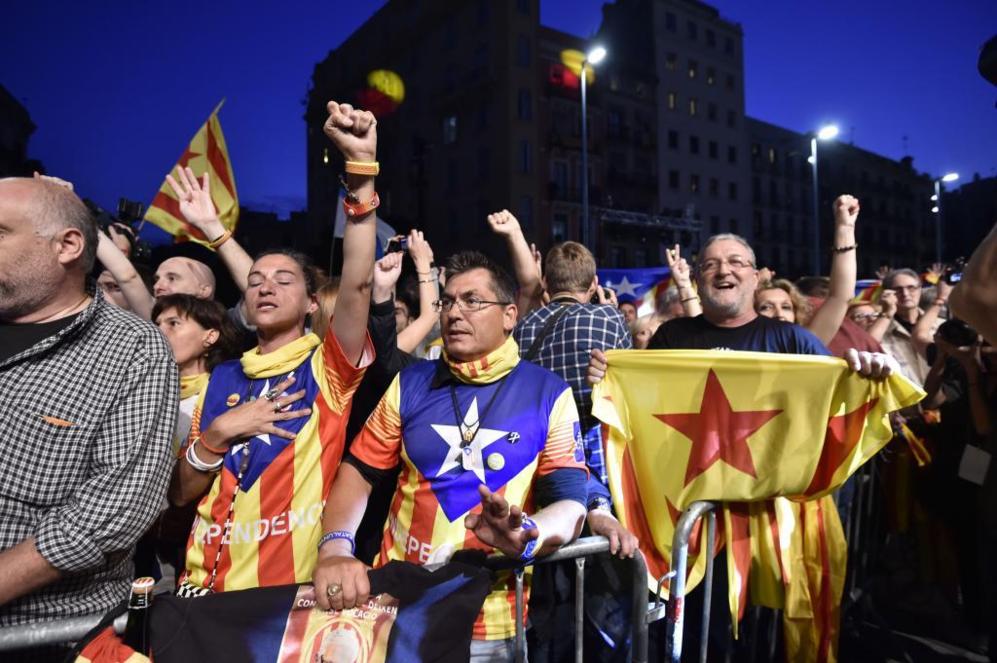 Un grupo de partidarios de la independencia de Catalua reacciona con...