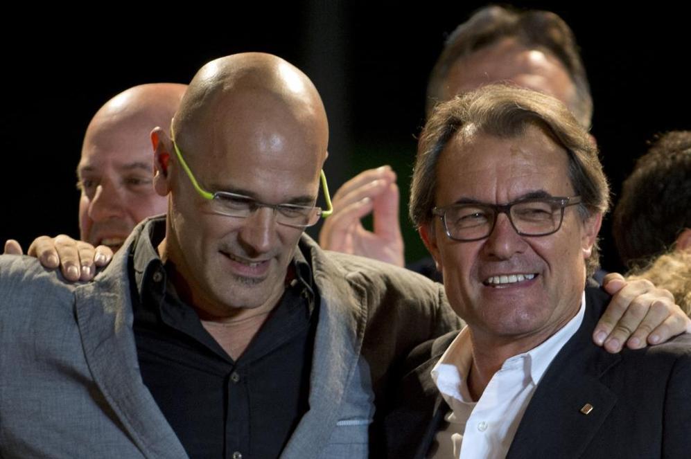 Artur Mas, junto al candidato de 'Junts pel Si' Raul Romeva, celebra...