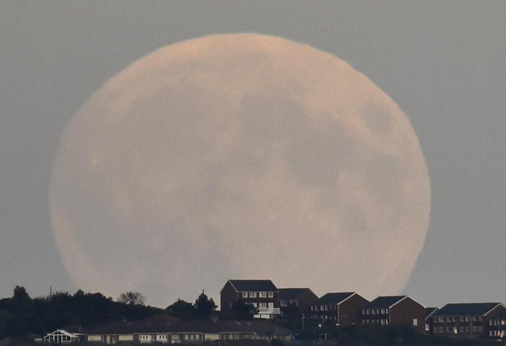 La Superluna se eleva por encima de Brighton, en el sur de Inglaterra.