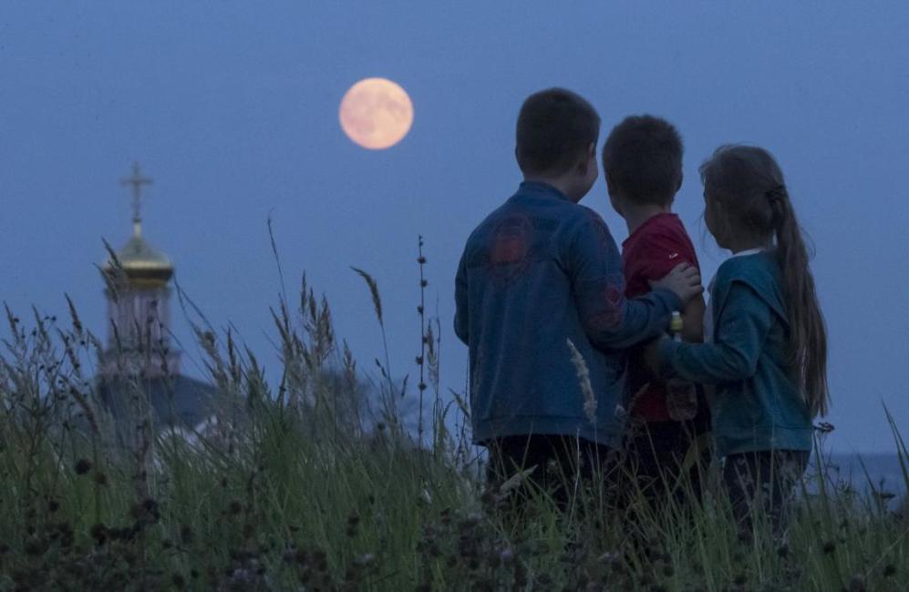 Varios nios miran la luna en la regin de Ryazan, Rusia.