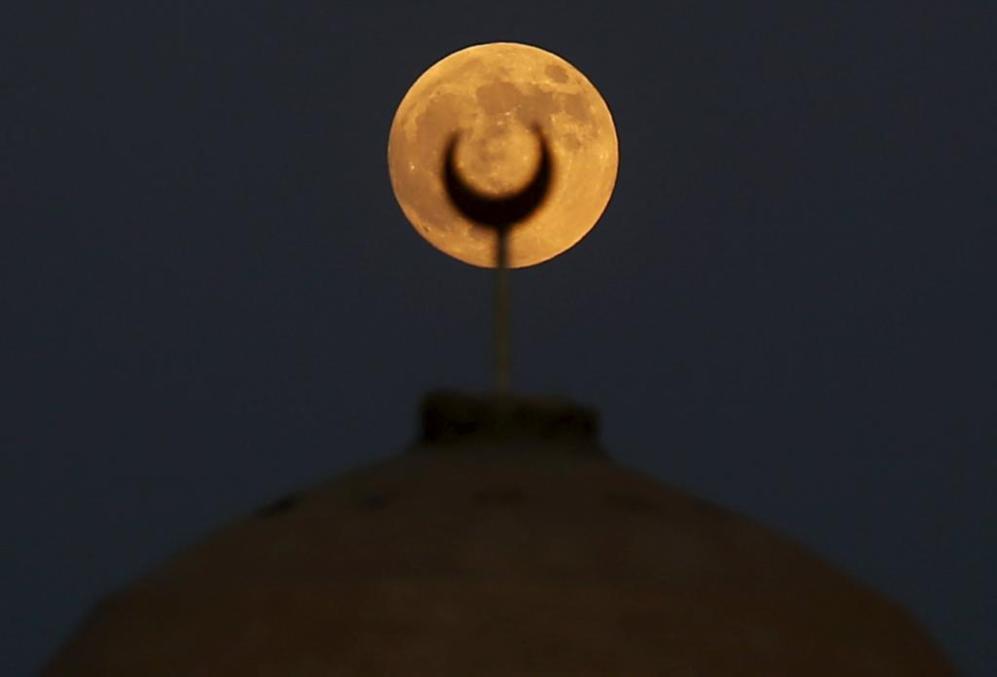 El fenmeno visto cerca de un minarete de una mezquita en Wadi...