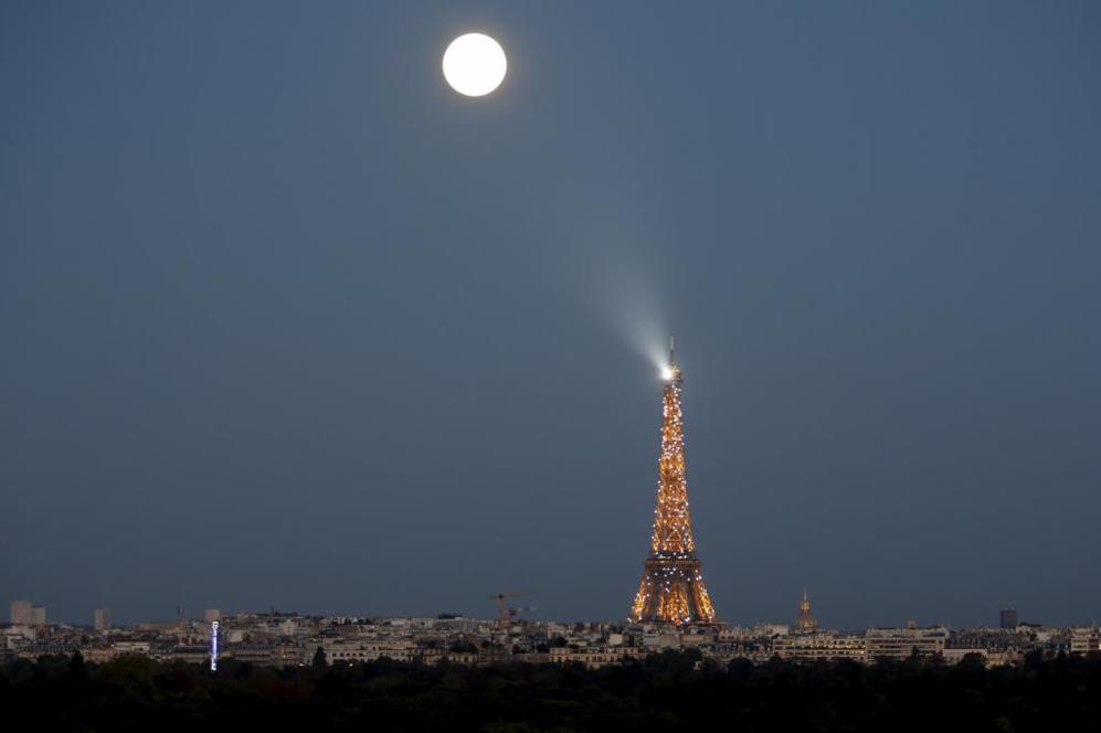 Vista tomada desde cerca de la torre Eiffel, en Paris, Francia.