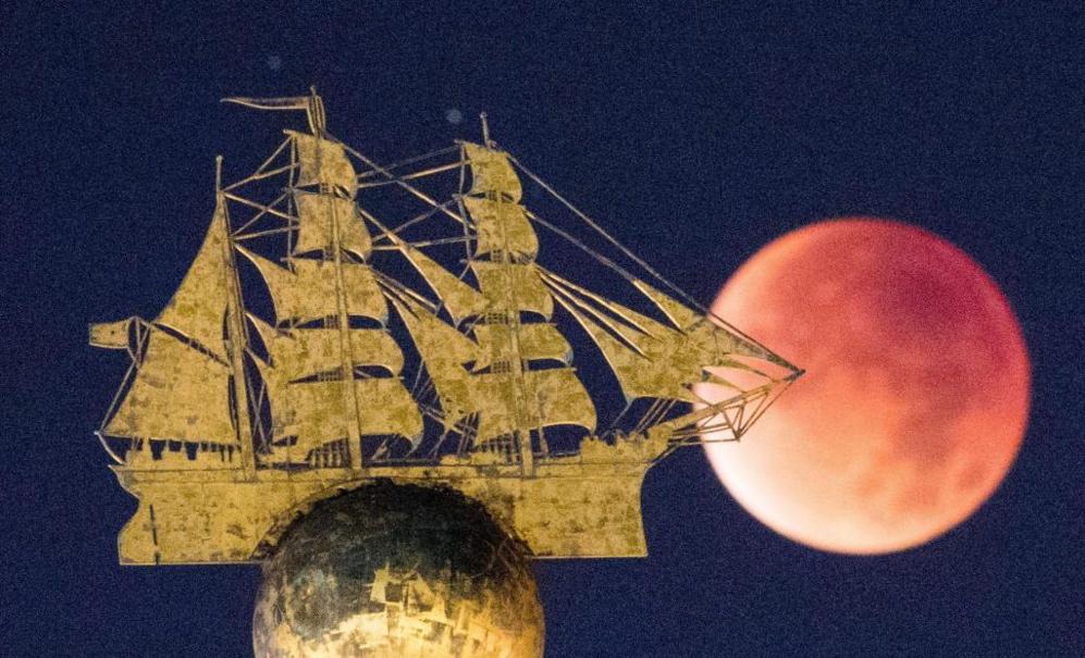 La Superluna se mezcla con la escultura del barco de la marina en...