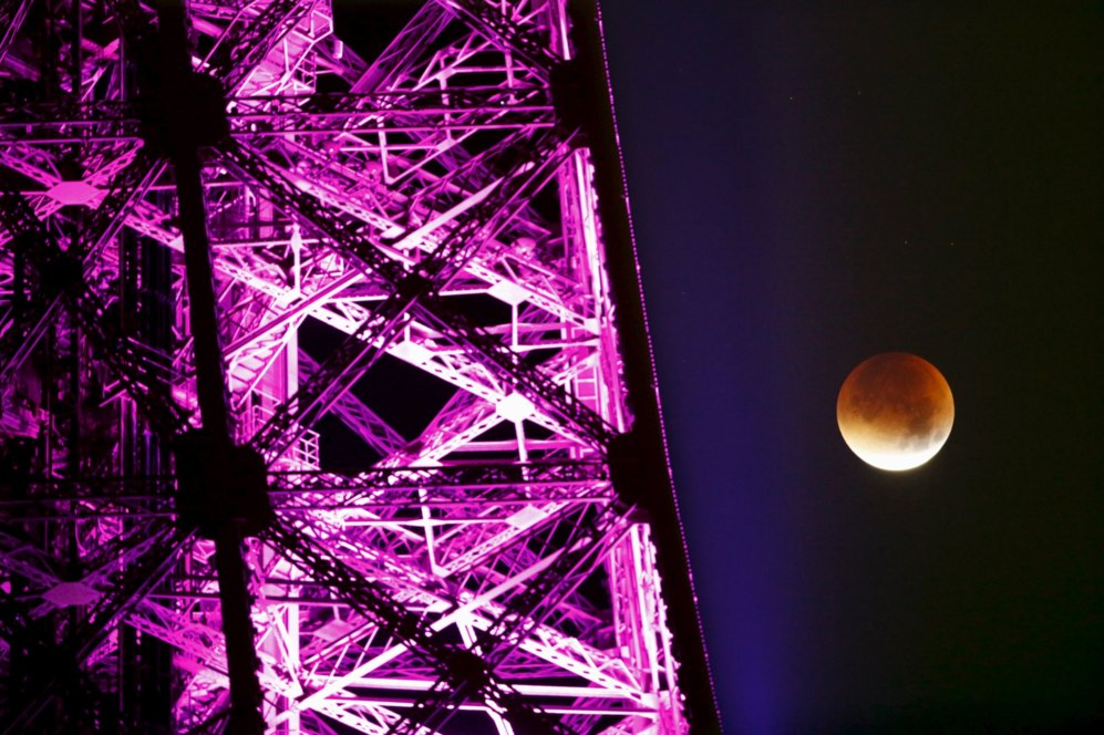 La luna en tono rojo con la Torre Eiffel al lado (Pars).