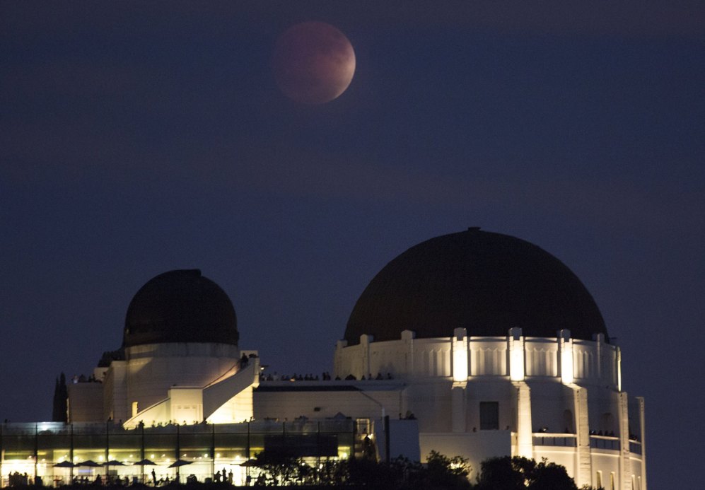 La luna sobre el observatorio Griffith en Los Angeles, Estados Unidos.
