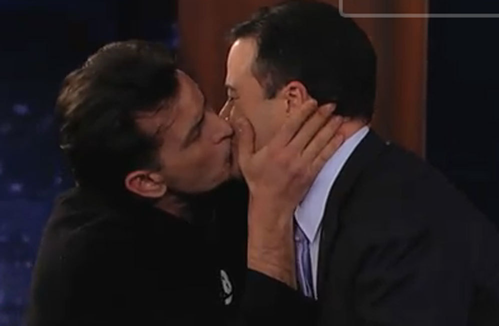 Charlie Sheen y Jimmy Kimmel. Con quin no se habr besado Charlie...