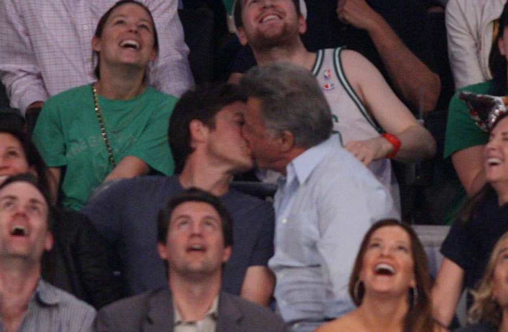 Dustin Hoffman y Jason Bateman. La tradicin de la 'kiss cam' es de...