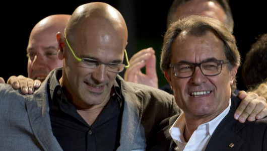 Ral Romeva junto a Artur Mas, durante la noche electoral.